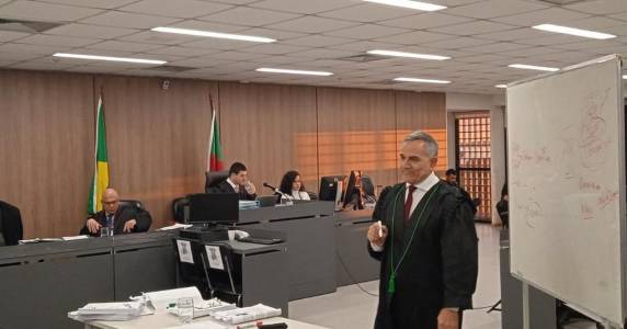 Um réu foi absolvido e outro ainda aguarda julgamento em separado