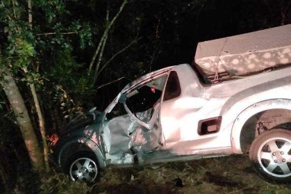 Vítima fatal conduzia uma moto que colidiu com uma caminhonete