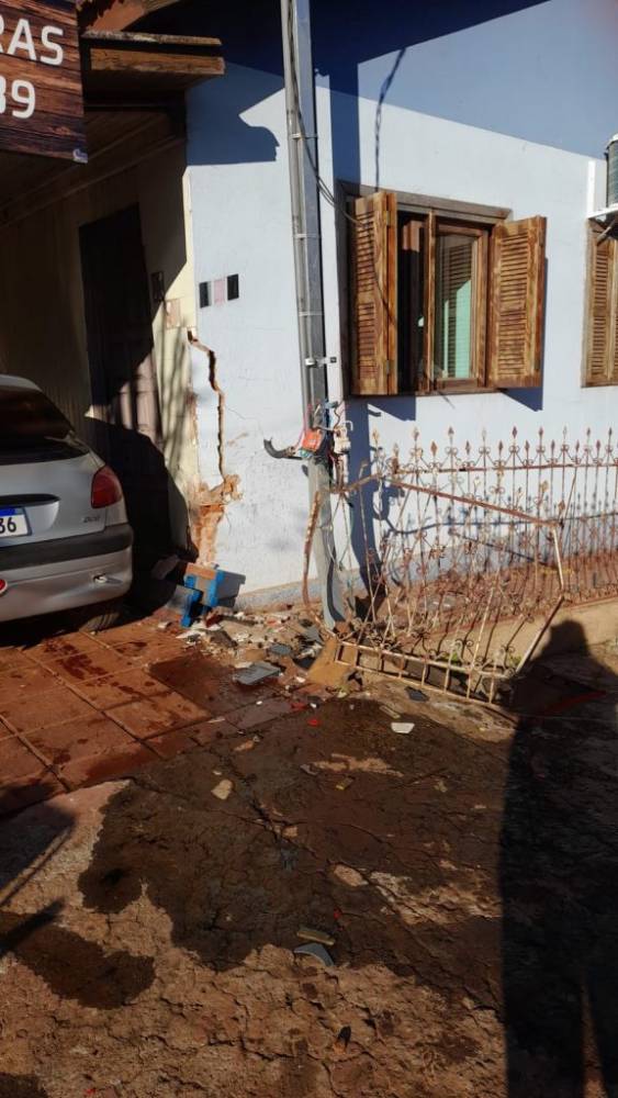 Veículo colide em residência em Campo Novo - foto 3