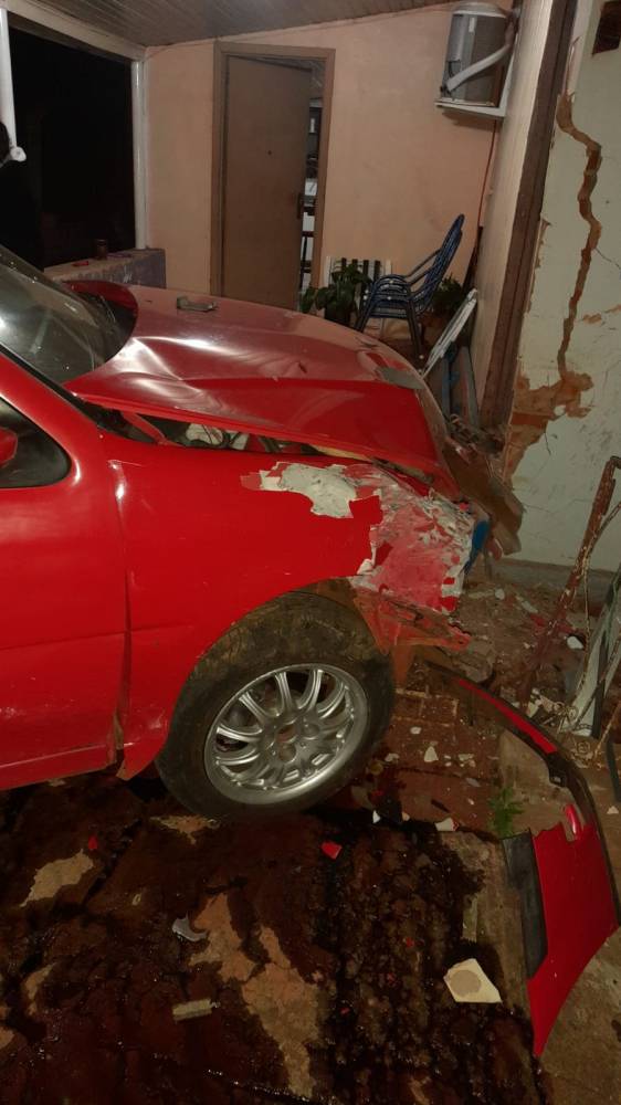 Veículo colide em residência em Campo Novo - foto 4