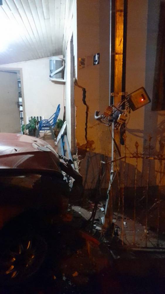 Veículo colide em residência em Campo Novo - foto 2
