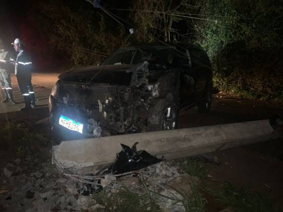 O condutor do carro ficou gravemente ferido