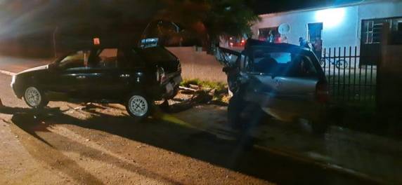 Condutor colide caminhonete em veículos estacionados no Parque do Sol - foto 4