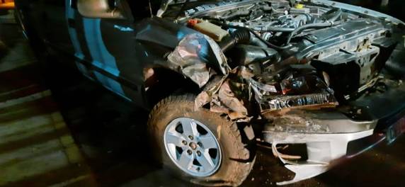 Condutor colide caminhonete em veículos estacionados no Parque do Sol - foto 2