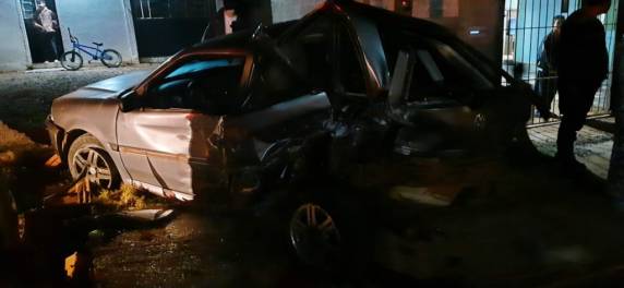 Condutor colide caminhonete em veículos estacionados no Parque do Sol - foto 3