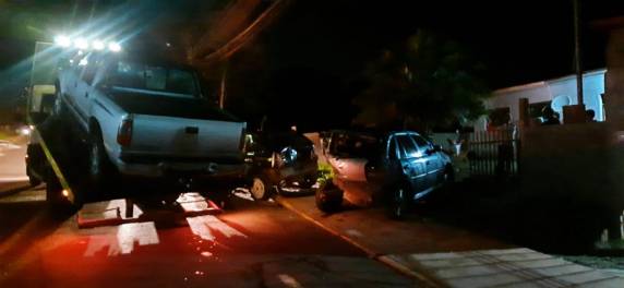 Condutor colide caminhonete em veículos estacionados no Parque do Sol - foto 5