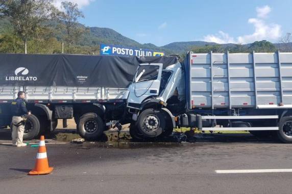 Motorista de um dos veículos envolvidos ficou gravemente ferido