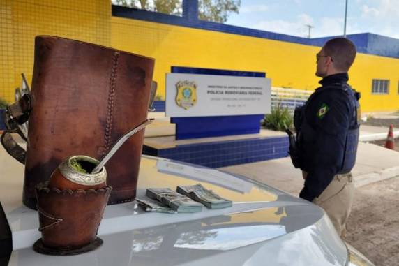 Conforme a Polícia Rodoviária Federal, o motorista vinha de Artigas, no Uruguai, e não conseguiu comprovar a origem do dinheiro