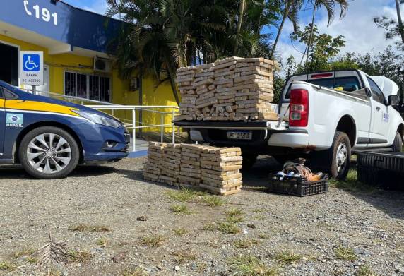Dezenas de tijolos de droga estavam escondidos em caminhonete que seguia para a Grande Florianópolis.