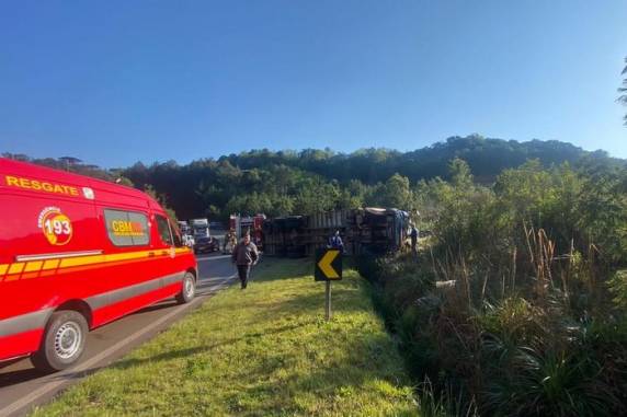 Acidente ocorreu por volta das 8h40min desta quinta-feira (25)