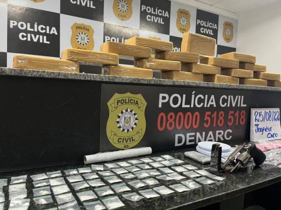 Agentes do Denarc apreenderam 18 quilos da droga e prenderam dois traficantes em flagrante