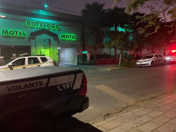 Agente foi preso por PMs em estabelecimento no bairro Azenha, em Porto Alegre
