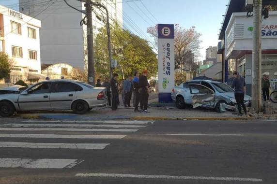 Acidente ocorreu na manhã deste sábado (27) na esquina da Rua Ernesto Alves com a Marquês do Herval