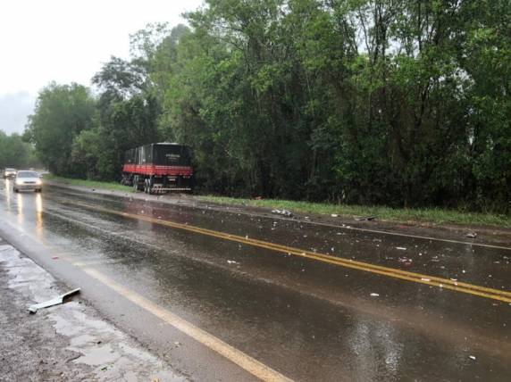 Grave acidente entre carro e carreta deixa mulher ferida na BR 386 em Frederico Westphalen - foto 2