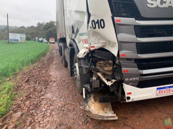 Grave colisão entre carro e carreta deixa feridos na RS-404 em Rondinha - foto 2