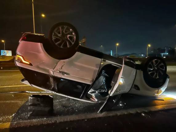 Ela diz que estava dirigindo com namorado Rony Cecconello na rodovia Castelo Branco voltando para São Paulo quando carro desgovernado bateu na traseira e o carro dela capotou. Cantora machucou braço e namorado teve arranhões, mas eles estão bem.