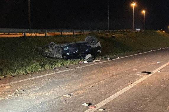 Vítima foi atropelada depois de sair do carro capotado