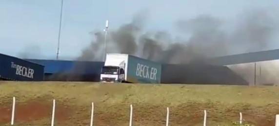 Incêndio atinge o centro de distribuição da Lojas Becker em Cerro Largo - foto 3