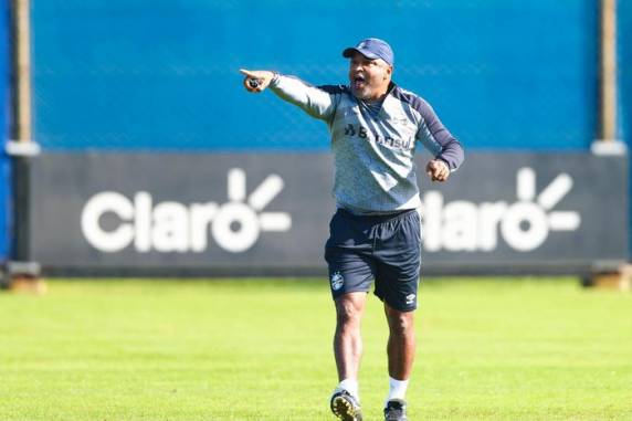 O clube anunciou ainda que Denis Abrahão e Sérgio Vasques não exercem mais as respectivas funções de vice-presidente e diretor de futebol da pasta