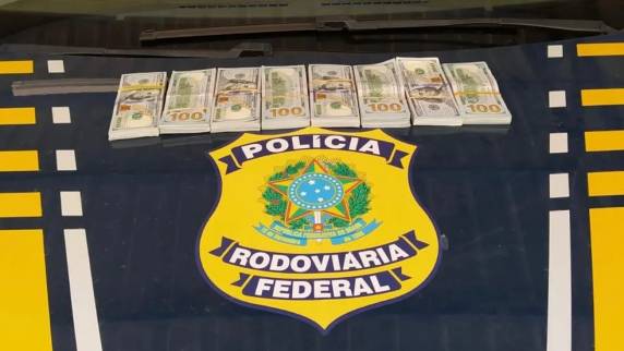 Motorista não comprovou a origem lícita do dinheiro e será investigado por crime financeiro em liberdade. Quantia equivale a cerca de R$ 413 mil. Abordagem ocorreu na BR-290, em Uruguaiana.