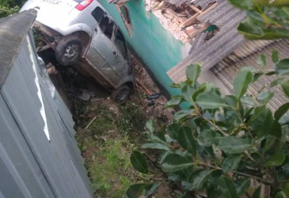 Apesar dos estragos, a motorista conseguiu sair do veículo antes da queda e não teve ferimentos. O caso ocorreu por volta das 17h, no bairro Cruzeiro.