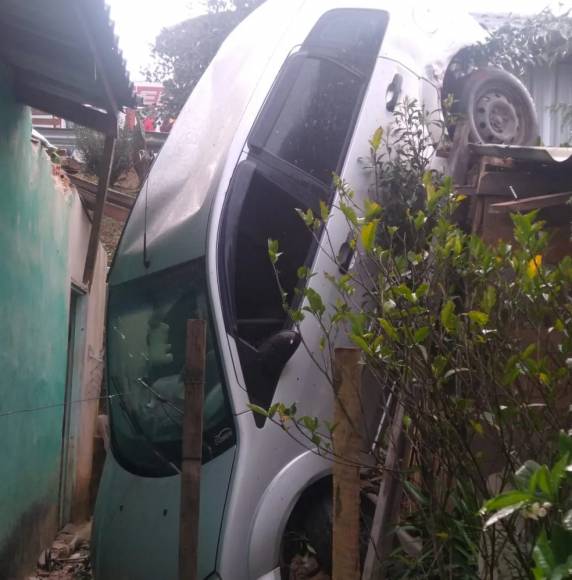 Carro desliza, atravessa rua e cai sobre duas casas em SC - foto 3