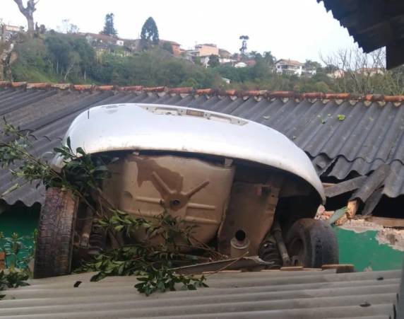 Carro desliza, atravessa rua e cai sobre duas casas em SC - foto 2