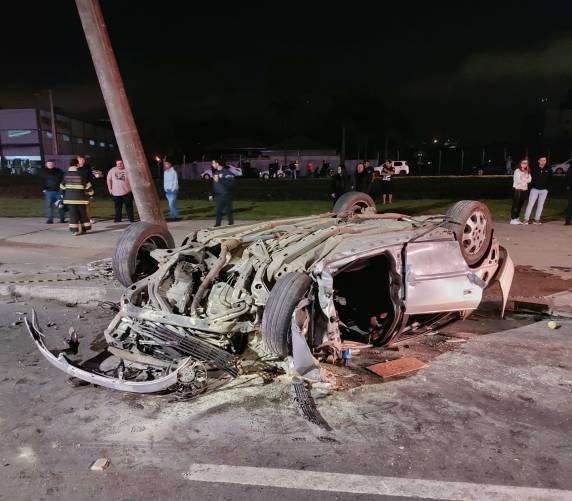Carro onde ela estava saiu da pista, capotou e colidiu contra um poste