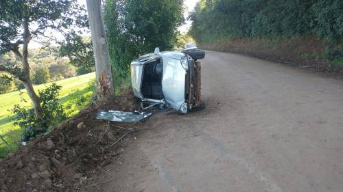 Carro colidiu contra árvore ao sair da pista