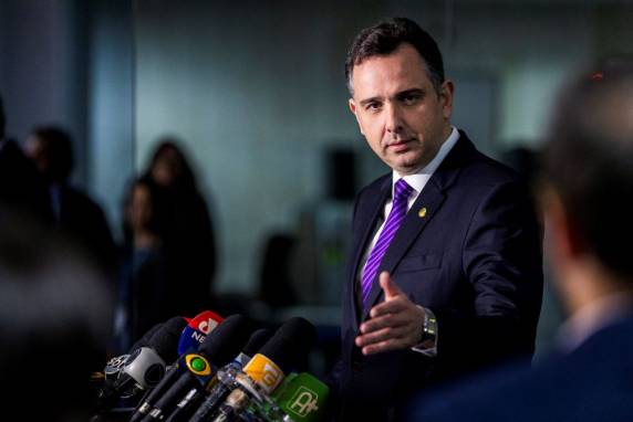 Para presidente do Senado, implementação do piso é uma "medida justa"