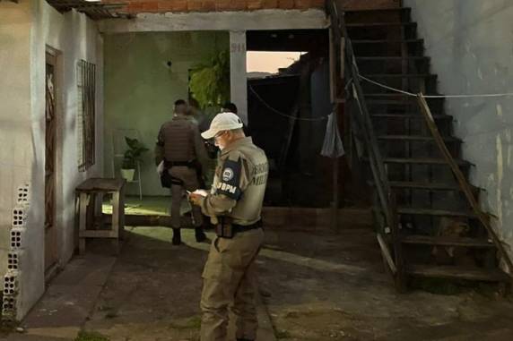 Dupla invadiu residência no bairro Costa e Silva e disparou sete vezes à queima roupa