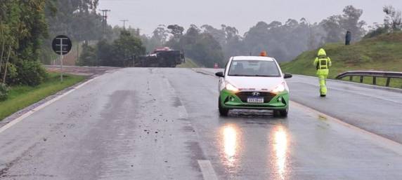 Há vazamento de óleo diesel e não há previsão de liberação do tráfego. Situação causa ao menos três quilômetros de congestionamento em cada sentido