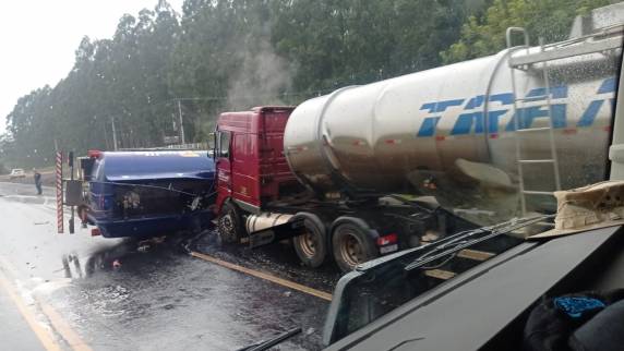 Há vazamento de óleo diesel e não há previsão de liberação do tráfego. Situação causa ao menos três quilômetros de congestionamento em cada sentido
