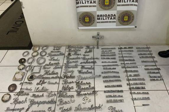 Além de placas com nomes de falecidos, foram encontradas molduras de fotos, letras e números com as datas dos nascimentos e das mortes, e uma cruz