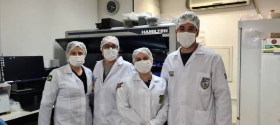Equipe catarinense veio ao RS para conhecer equipamento que automatiza a extração de DNA