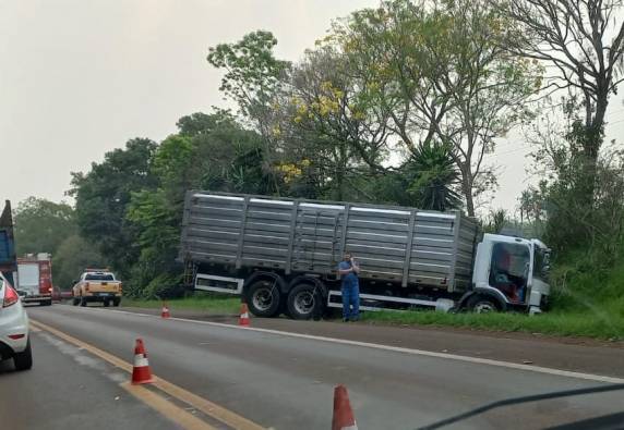 Grave acidente envolve caminhão e caminhonete na BR-472 em Santa Rosa - foto 2