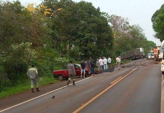 O motorista da caminhonete foi internado em estado grave