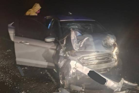 Colisão envolveu dois carros que trafegavam em sentidos opostos da rodovia; quatro vítimas estão em estado grave