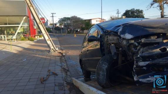 A jovem de 25 anos conduzia um Peugeot 206 no Bairro Boqueirão, durante a madrugada deste domingo