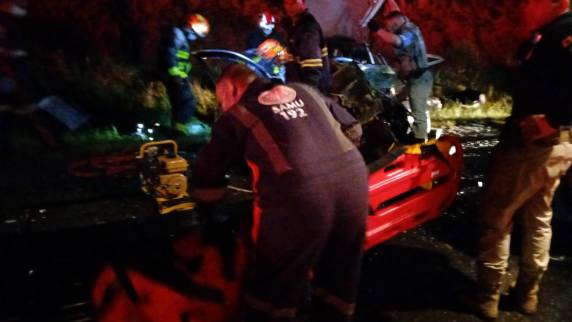 Acidente na BR-285 deixa dois mortos e três feridos na noite deste domingo, em Santa Bárbara do Sul - foto 6