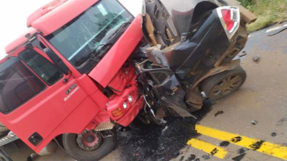 Carro ficou irreconhecível após colisão frontal no final da tarde deste domingo