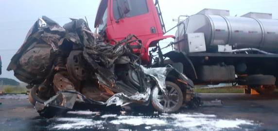 Carro ficou irreconhecível após colisão frontal no final da tarde deste domingo