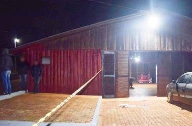 Local do crime ficou isolado para o trabalho do Instituto-Geral de Perícias
