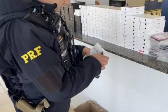 Dispositivos foram adquiridos ilegalmente em Rivera, Uruguai, e seriam transportados até Porto Alegre; motorista foi preso