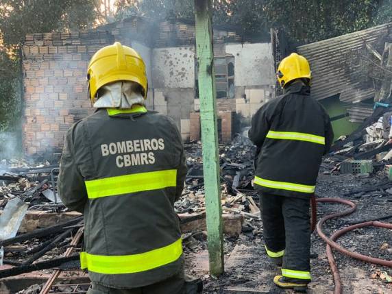 Segundo os bombeiros, três das vítimas eram crianças com idades entre um e quatro anos