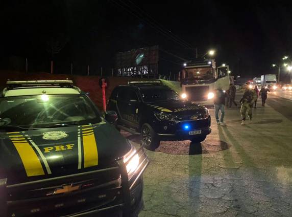 Ação conjunta PRF e PF fazem grande apreensão de maconha: quase 18 toneladas escondidas em carga de milho em Biguaçu - foto 3