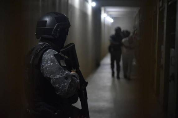 Comboio com os detentos chegou no começo da manhã ao aeroporto Salgado Filho