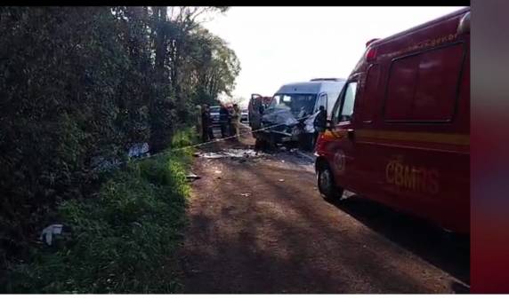 O acidente ocorreu próximo ao trevo de entroncamento com a BR-468, e envolveu um automóvel de Três de Maio e uma Van de Santo Augusto
