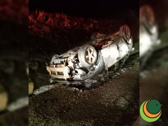 Veículo capota e pega fogo na BR-285 em Passo Fundo - foto 2