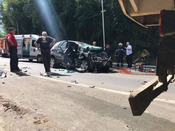 Segundo Bombeiros, mãe da vítima conduzia o carro e foi hospitalizada com ferimentos graves